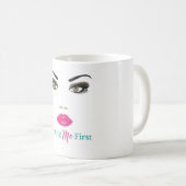 Mug Me mettant premier T-shirt (Devant droit)