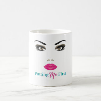 Mug Me mettant premier T-shirt
