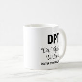 Mug Médecin DPT personnalisé de la thérapie physique C (Devant droit)