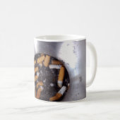 Mug Mégot dans le cendrier argenté de fumeurs, drôle (Devant droit)
