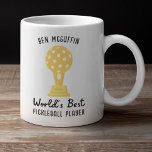 Mug Meilleur cadeau de joueur de basket de Funny World<br><div class="desc">Le cadeau parfait pour tous ceux qui aiment le pickleball - design dispose d'un trophée de pickleball et texte qui lit le meilleur joueur de basket du monde (facilement changer à maman, papa, grand-mère, ami, etc.) Ajoutez un nom ou un texte personnalisé ci-dessus. Faites un cadeau de vacances ou d'anniversaire...</div>