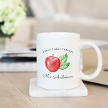 Mug Meilleur enseignant du monde | Pomme personnalisée<br><div class="desc">Un cadeau sucré pour votre professeur préféré à la fin de l'année,  retour à l'école,  jour de l'appréciation de l'enseignant ou les fêtes,  mug présente une illustration de pomme rouge aquarelle avec "meilleur professeur du monde" et le nom de l'enseignant en lettres noires.</div>