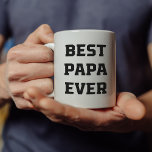 Mug Meilleur Papa jamais | Texte moderne en gras et ph<br><div class="desc">Cette tasse moderne en noir et blanc pour la Fête des pères dit "Best Papa Ever" en typographie noire audacieuse et masculine,  et présente également votre photo personnelle préférée. Le cadeau parfait pour votre grand-père ou grand-père !</div>