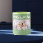 Mug Meilleurs amis photo sauge noms verts<br><div class="desc">Un arrière - plan vert sage. Personnalisez et ajoutez votre propre photo, selfie de votre(vos) meilleur(s) ami(s) vos noms et lieu de l'événement. Le texte : Friends for Life est écrit avec un script de style moderne. Parfait comme cadeau pour vous-même ou comme cadeau d'anniversaire ou de Noël pour vos...</div>