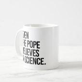 Mug Même le pape croit en la science (Devant gauche)