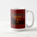 Mug Menorah de Moshe<br><div class="desc">Dans la Torah Moshe Rabbenu est dit : "Vous ferez une Menorah d'or pur, battu, la Menorah sera faite, sa base, sa branche, ses gobelets, ses boutons, et ses fleurs seront martelées de lui, " [Mot 25:31] et plus tard, "Voir, et construire, selon leur forme que vous êtes montré sur...</div>