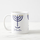 Mug Ménorah moderne Marine Gold Custom nommé<br><div class="desc">Customisez votre nom sur un mug Menorah. Ménorah bleu marine avec bouts de bougie en fausse feuille or. Le nom est écrit en police de script en bleu marine. La Menorah et le nom sont imprimés en trois positions autour de la tasse. Pour customiser,  cliquez sur "personnaliser ce modèle".</div>