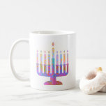 Mug Menorah rose<br><div class="desc">Réveille-toi ! C'est Hanoukka ! Cette menorah rose et colorée illuminera vos matins. Profitez-en toute l'année !</div>