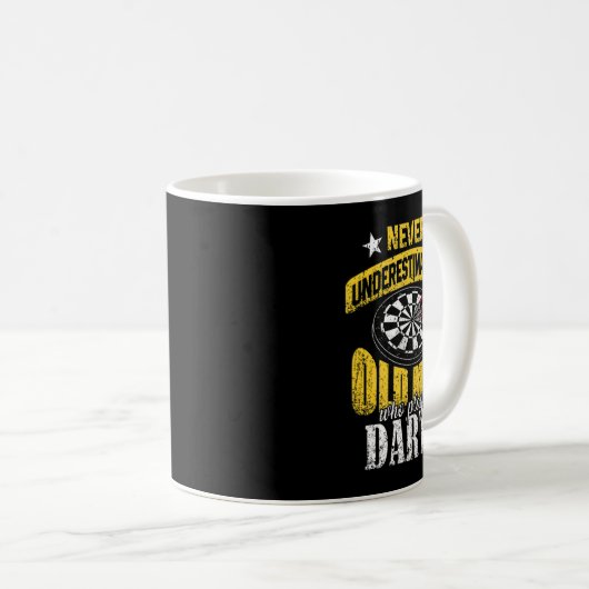 Mug Mens Dart Player Never Underestimate An Old Man Wh (Devant droit)