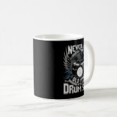 Mug Mens Never Underestimate An Old Man With A Drum Se (Devant droit)