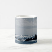 Mug Mer ionienne agitée par des vagues de mousse qui e (Centre)