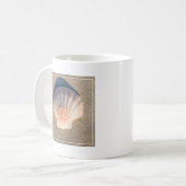 Mug Mer Shell s'étendant sur la plage sablonneuse (Devant gauche)