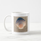 Mug Mer Shell s'étendant sur la plage sablonneuse (Gauche)