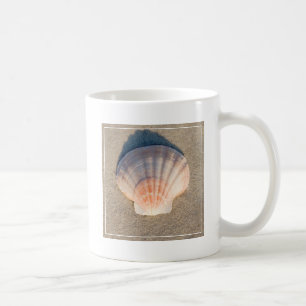 Mug Mer Shell s'étendant sur la plage sablonneuse