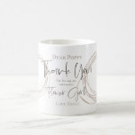 Mug Merci d'être un cadeau de fille de fleurs<br><div class="desc">Dites merci dans le style avec ce design tendance avec des lignes d'effet gribouillant arty et le Merci de typographie principal et Flower Girl dans un script brun foncé très élégant. Personnalisez facilement le reste du texte et vous pouvez modifier les couleurs de texte modifiables si vous le souhaitez via...</div>