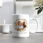 Mug Mère De La Mariée Florale Aquarelle Wreath Photo<br><div class="desc">Notre cadre photo à l'aquarelle fleurie cadre et brosse script mère de la tasse de café de la mariée est un cadeau parfait à donner à la mère de la mariée. Le design comprend notre magnifique cadre photo à motif floral à aquarelle dessinée à la main. Ajoutez votre mémoire photo...</div>