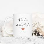 Mug Mère de la mariée | Script tendance et coeur<br><div class="desc">Cette belle tasse élégante pour la mère de la mariée présente une écriture manuscrite branchée en noir,  avec un petit coeur d'or faux rose et une tache pour son nom.</div>