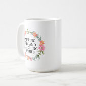 Mug Mère-femme, OB Nurse SIPPING THÉ ET CATCHING BÉBÉS (Devant gauche)