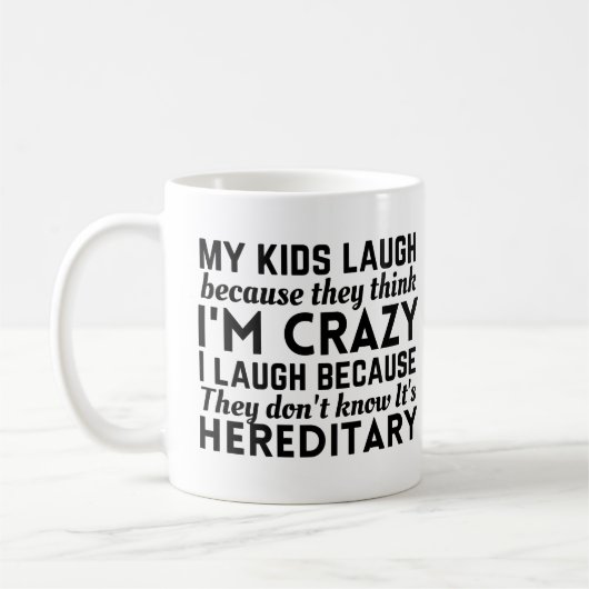 Mug Mes enfants rient parce qu'ils pensent que je suis (Gauche)