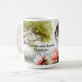 Mug Message d'amitié d'une fille cueillant des fleurs (Devant gauche)
