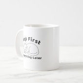 Mug Mignon Chat Endormi “Dodo D'abord” Dessin au Trait (Devant gauche)