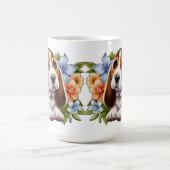 Mug Mignon chiot Basset Hound assis avec des fleurs (Centre)