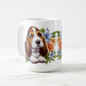Mug Mignon chiot Basset Hound assis avec des fleurs (Devant gauche)