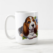 Mug Mignon chiot Basset Hound assis avec des fleurs (Gauche)
