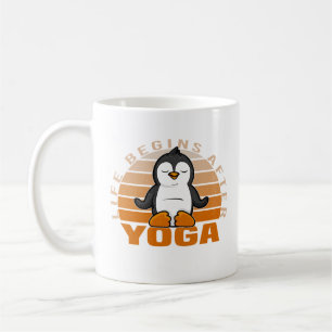 Mug Mignon petit manchot drôle faisant du yoga. poses