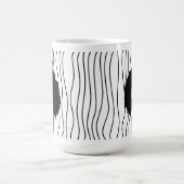 Mug Mignonne Femme Qui Soupçonne A Frappé De La Mug. C (Centre)