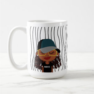 Mug Mignonne Femme Qui Soupçonne A Frappé De La Mug. C