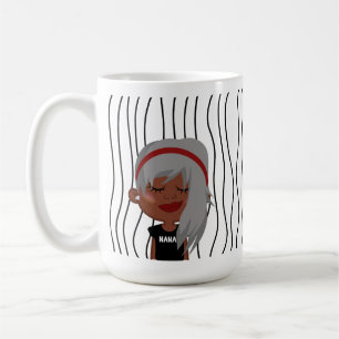 Mug Mignonne Femme Qui Soupçonne A Frappé De La Mug. C