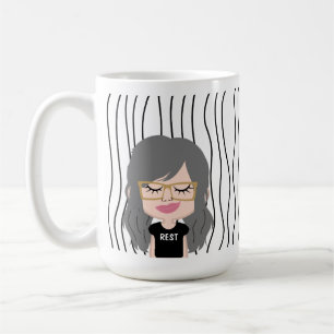 Mug Mignonne Femme Qui Soupçonne A Frappé De La Mug. C