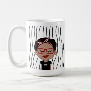 Mug Mignonne Femme Qui Soupçonne A Frappé De La Mug. C
