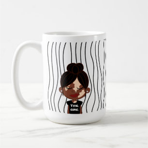 Mug Mignonne Femme Qui Soupçonne A Frappé De La Mug. C