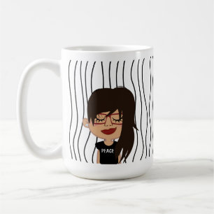 Mug Mignonne Femme Qui Soupçonne A Frappé De La Mug. C