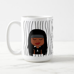 Mug Mignonne Femme Qui Soupçonne A Frappé De La Mug. C