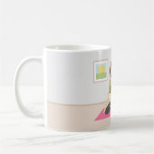 Mug Mignonne Fille Faisant Du Yoga Dans Une Jolie Sall (Gauche)