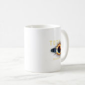 Mug Milieu Tx 2024 Total Éclipse Solaire 8 avr. Total (Devant droit)