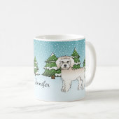 Mug Mini Goldendoodle crème dans une forêt hivernale (Devant droit)