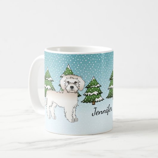 Mug Mini Goldendoodle crème dans une forêt hivernale (Devant gauche)