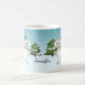 Mug Mini Goldendoodle crème dans une forêt hivernale (Centre)