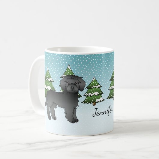 Mug Mini Goldendoodle noir dans une forêt hivernale (Devant gauche)