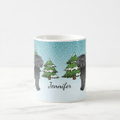 Mug Mini Goldendoodle noir dans une forêt hivernale (Centre)