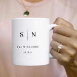 Mug Minimal et chic | Couples Mariage Monogramme<br><div class="desc">Cette tasse élégante et moderne présente un design de texte simple en noir et blanc qui dégage un style minimaliste. Ajoutez vos initiales ou votre monogramme,  votre nom de famille,  votre date de mariage ou toute autre date spéciale pour en faire votre propre nom.</div>