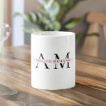 Mug Minimal Pastel rose initial et personnalisé<br><div class="desc">"Savourez vos boissons préférées avec style avec notre moût Monogram Pink Initial personnalisé. Cette tasse élégante présente un design rose chic avec une initiale personnalisable, ajoutant une touche personnelle à votre café ou thé du matin. Fabriqué en céramique de haute qualité, il offre une durabilité et une adhérence confortable. Parfait...</div>
