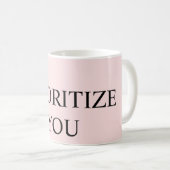 Mug Minimal Prioriser Vous Citation rose pastel (Devant droit)