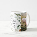 Mug Minimum moderne 2 photo Noël élégant script C<br><div class="desc">Conception de mug de Noël minimaliste et moderne avec script multi photo. L'eucalyptus peint à la main,  le feuillage minimal et la couronne de rotin rustique moderne donnent à cette carte de vacances une atmosphère luxueuse. Dans les verts,  les bruns et les gris. Noir et blanc.</div>