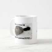 Mug Mischievous Maine Coon dans la neige (Devant gauche)