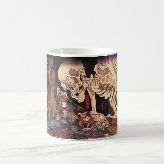 Mug Mitsukuni défiant le spectre squelettique (Centre)
